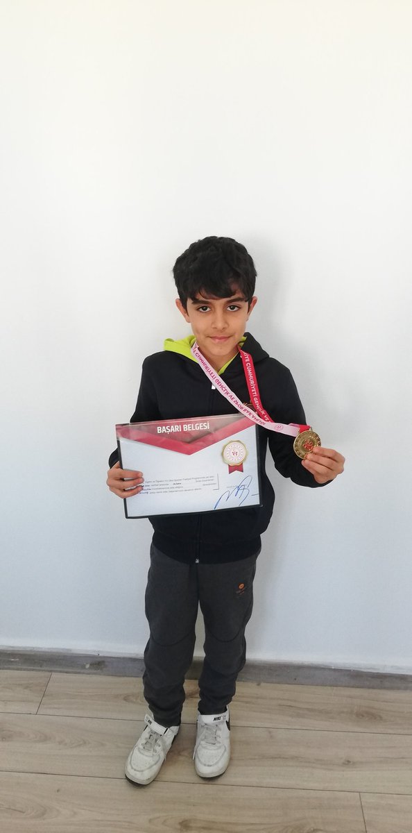 2023-2024 Eğitim ve Öğretim yılı okul sporları faaliyet programında yer alan 24-25 Şubat tarihleri arasında Ankara ilinde düzenlenen Kick Boks küçükler müsabakalarında *Türkiye Birincisi* olan 6D Sınıfı öğrencimiz Fuday Efe DEMİR'i tebrik eder,  başarılarının devamını dileriz.
