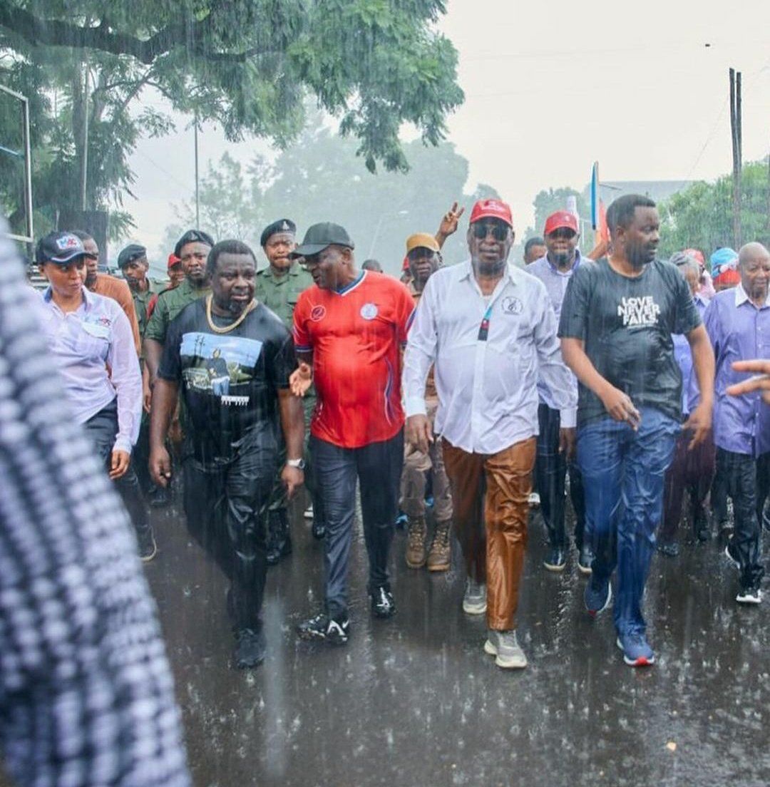 Iwe mvua iwe jua... Haki itapiganiwa tu.Maana halisi ya Maandamano! Wale mnaokuwa mnatushauri kusogeza mbele .......Kama mvua haikuyasogeza unafikiri nini kingine ?