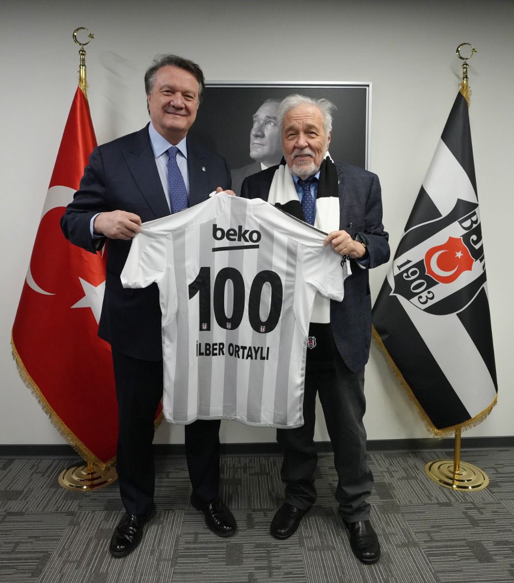 İlkokul önlüğümün renklerinden beri Beşiktaş’ı tutarım. Hatırlarım, 100. yılında Beşiktaş şampiyon olduğunda, iki kilometrelik Beşiktaş bayrağını Ortaköy’de denk geldiğimde taraftarla birlikte taşımıştım. Beşiktaş Başkanı Hasan Arat'a ve öğrencim Beşiktaş Yönetim Kurulu Üyesi…