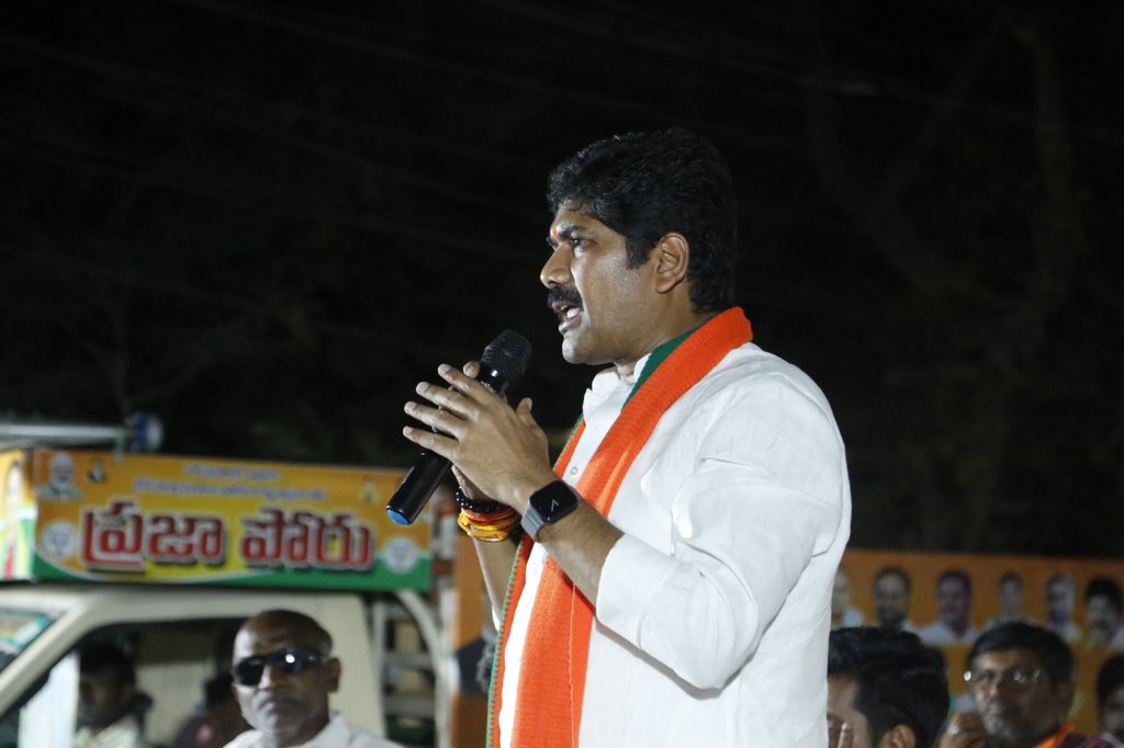 jpvallurubjp's tweet photo. మోదీ ప్రభుత్వానికి మద్దతుగా, వైసీపీ ప్రభుత్వ వైఫల్యాలకు వ్యతిరేకంగా రాష్ట్ర వ్యాప్తంగా బిజెపి ప్రజా పోరు చేస్తున్నాం

ప్రజా పోరు కార్యక్రమంలో భాగంగా ఈ రోజు సాయంత్రం 6 వ మండల అధ్యక్షులు  లంక రవిశంకర్ గారు ఏర్పాటుచేసిన   ప్రజాపోరు కార్యక్రమంలో ముఖ్యఅతిథిగా పాల్గొనడం జరిగింది, ఈ కార్యక్రమంలో నాతో పాటుగా గుంటూరు జిల్లా అధ్యక్షులు వనమా నరేంద్ర గారు,మరియు హెడ్ క్వార్టర్స్ ఇన్చార్జ్ మరియు  ప్రజా పోరు గుంటూరు జిల్లా కన్వీనర్ అయినా మకుటం శివ గారు, ప్రజా పోరు పశ్చిమ కన్వీనర్ అయిన పాలపాటి రవి గారు, కార్యవర్గ సభ్యులు ఈదర శ్రీనివాస్ రెడ్డి గారు , నరసరావుపేట  ఇన్చార్జ్  కొక్కిరి శ్రీనివాస్ గారు , ఒంగోల్  జిల్లా ఇన్చార్జ్ పునుగుల రవిశంకర్ గారు, పాల్గొనడం జరిగింది.