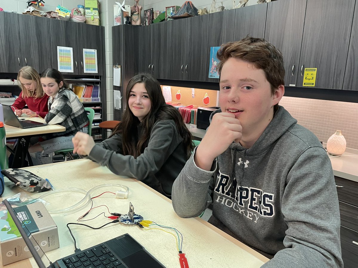 SueKorosec1's tweet image. Working with micro:bits today. Ss will be creating code to water their plants 🪴 automatically over the March Break. #npsc #stl