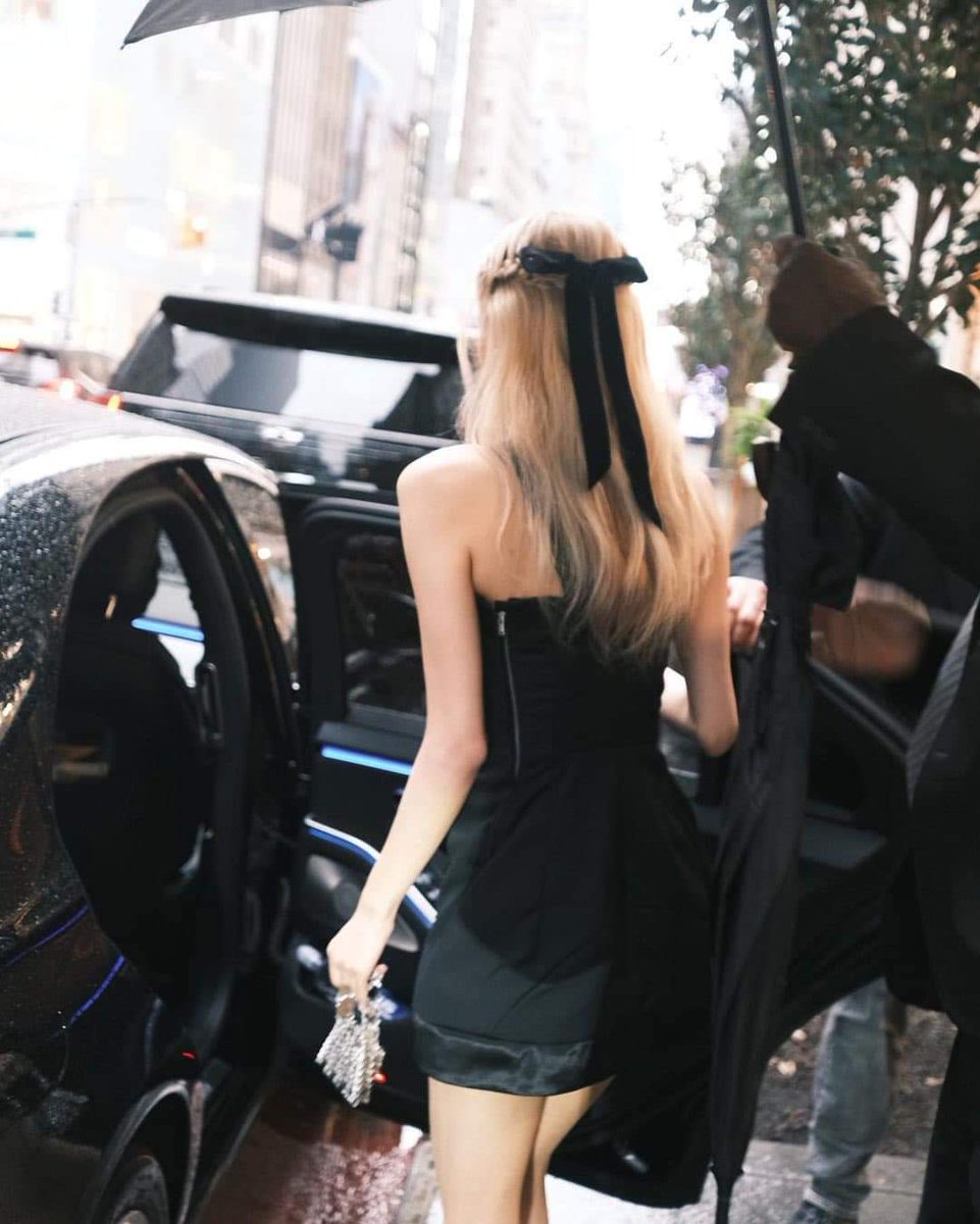 ROSÉ AT YSL WW24 SHOW
#ROSÉxSaintLaurent 
#ParisFashionWeek