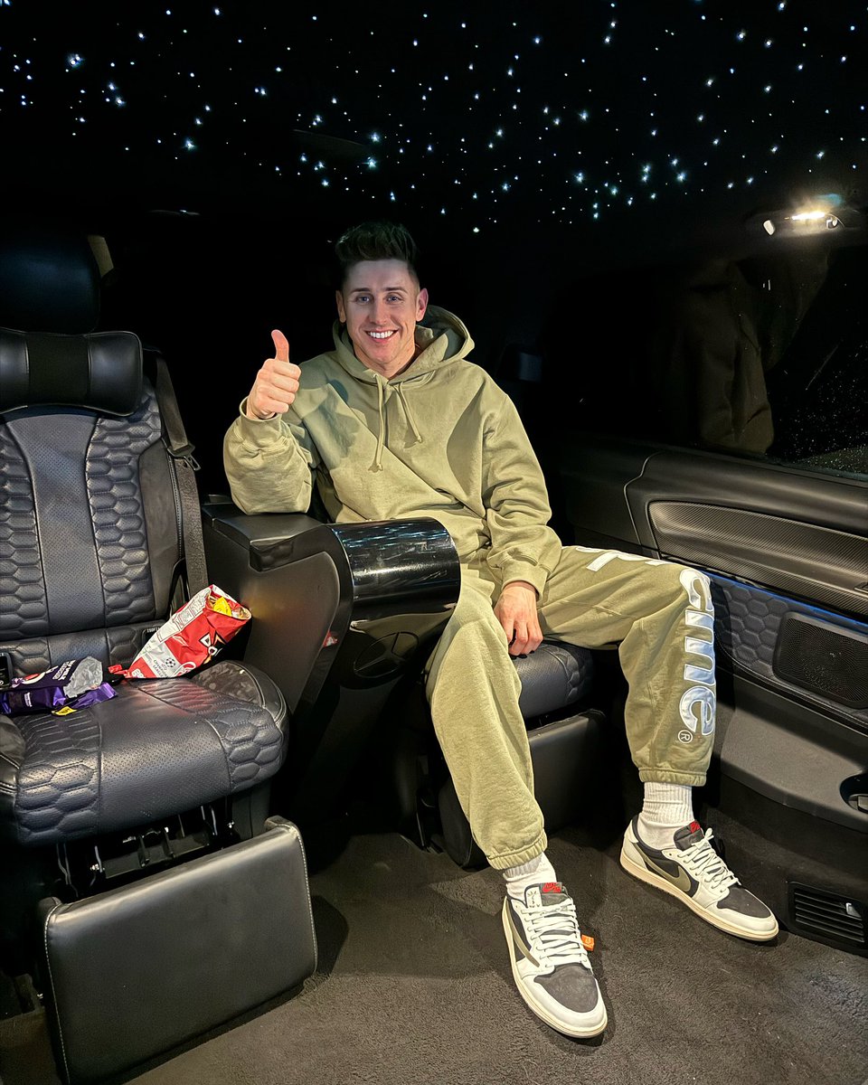 Nice to have Tom Cairney onboard this weekend after collecting 3 points at old Trafford ⚽️🏟️ <a href="/ThomasCairney/">Tom Cairney</a> 
#chauffeurservice #chauffeurdriven  #chauffeured #atgchauffeuring #luxurychauffeurservice #travel #transfer #oldtrafford #fulhamfc #premierleague #manchester #london