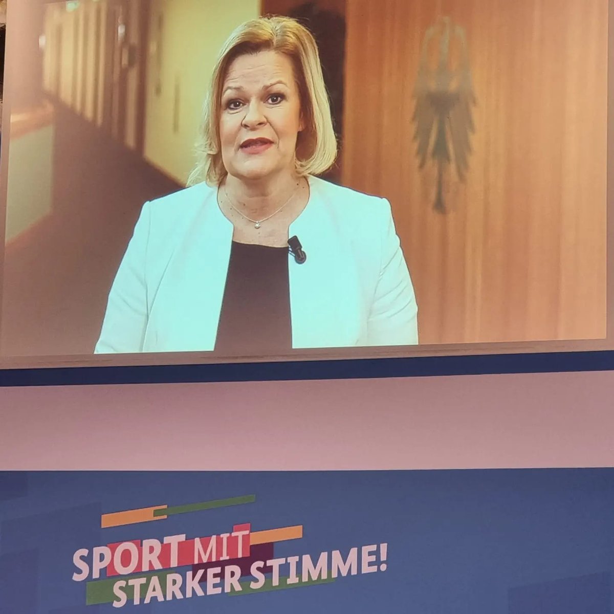 Sport mit starker Stimme! Wir begrüßen heute zusammen mit dem @BMI_Bund und dem @BISp_Bund zahlreiche Gäste in Berlin, um das „Bundesprogramm gegen Rechtsextremismus und Menschenfeindlichkeit im Sport“ vorzustellen. #SportMitCourage dsj.de/news/sport-mit…
