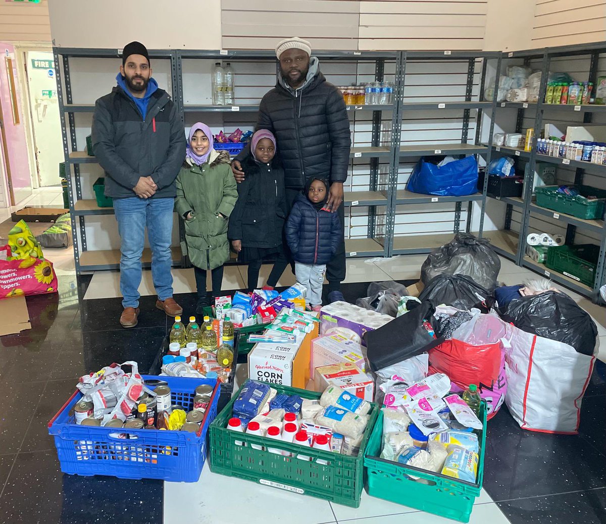 Members of the @amawolves helping the needy in these difficult times by donating to @walsall Foodbank Serving humanity is what our faith teaches us. @UKMuslimYouth @AMYA_Humanity @AMYA_WM