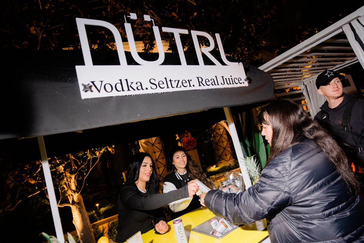 ShaqsFunHouse's tweet image. .@nutrl_usa Vodka&apos;s refreshing drinks kept the energy high all night long at Shaq’s Fun House! 🏈🎉