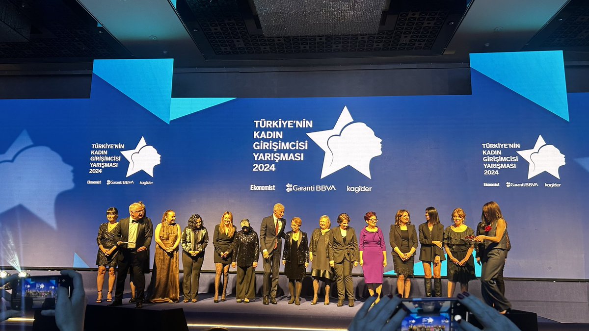 #YılınKadınGirişimcisi ödül töreni bu akşam İstanbul’da yapılıyor. Oscar kadar önemli aslında❤️ 17 yılda 45.000 başvuruyla ilham veren, yol açan bir yolculuk bu. Bravo @kagider @GarantiBBVA @EkonomistDergi