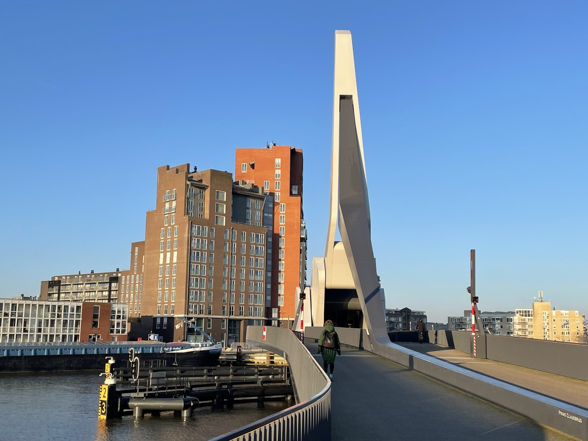 De #prinsclausbrug heeft een special award gewonnen bij de Benelux Steel Bridge Contest. Deze wedstrijd is uitgeschreven voor 'voorbeeldige toepassingen' van staal in de bruggenbouw in België, Nederland en Luxemburg. De jury noemt de brug een hoogstandje van techniek.