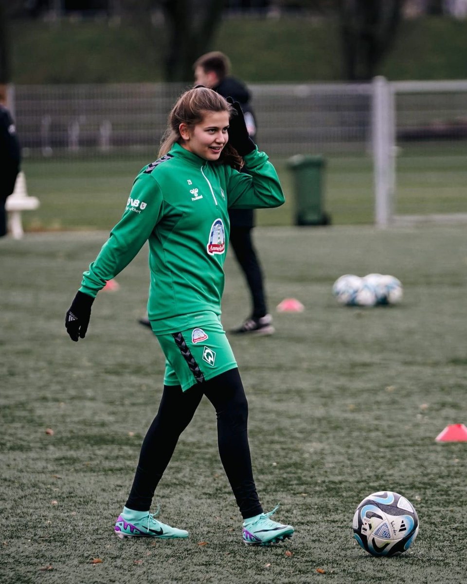 Die deutschen U19-Frauen haben sich im zweiten Testspiel während ihres Spanien-Trainingslagers mit 2:2 gegen Italien getrennt. Werderanerin Melina #Kunkel sammelte weitere Einsatzzeit bei der Nationalmannschaft und kam die komplette zweite Hälfte zum Einsatz.

#werderfrauen