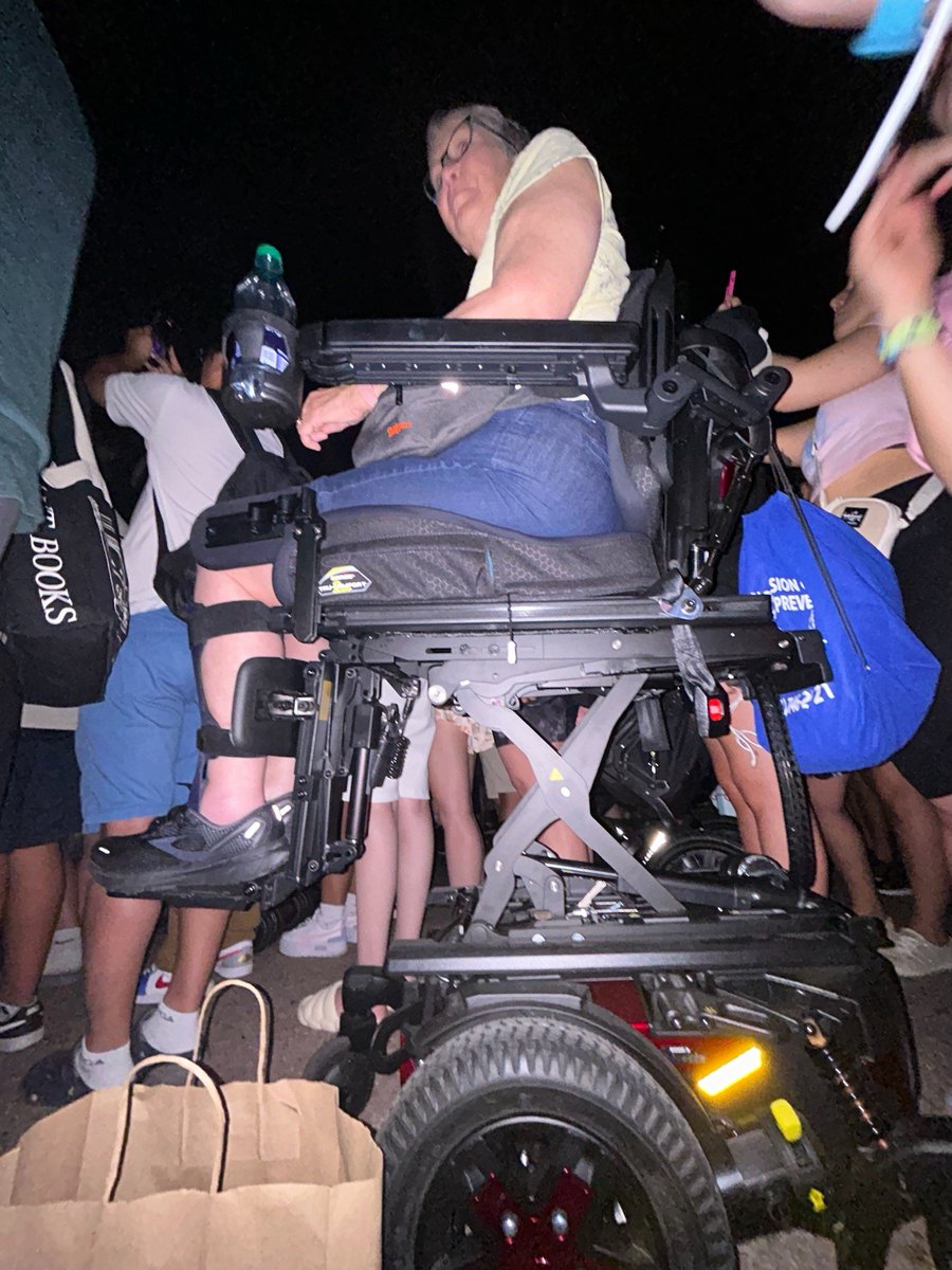 'I used my Team Gleason seat elevator on my Quantum chair to look at fish with my grandchildren and to rise above heads to watch the fireworks at Disney’s Magic Kingdom! Thanks for the elevator Team Gleason!' - Rosemary C., Culloden, WV #teamgleason #als #nowhiteflags