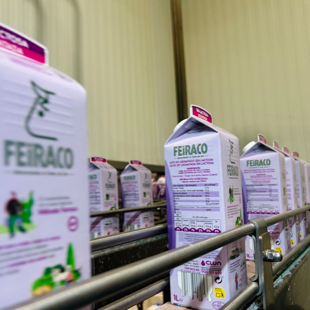 Ver o interior dunha fábrica sempre mola, verdade? 😉 Por iso, compartimos con vós estas fotos do proceso de envasado do leite na nosa fábrica de Ames 💚🥛🙌 #Feiraco #LeiteDeCooperativa