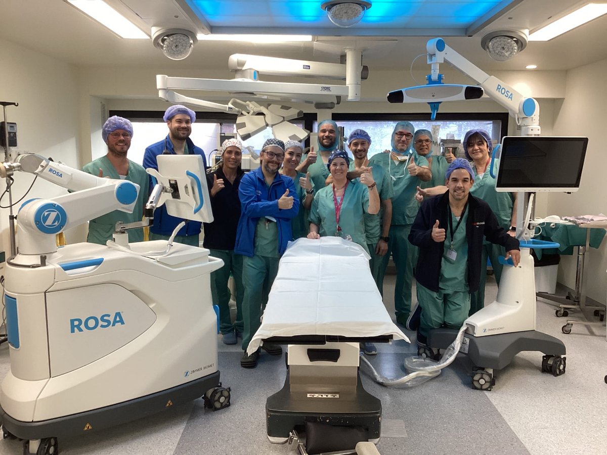 Mutua_Terrassa's tweet photo. 🦿 El servei de @Traumaterrassa de l’Hospital Universitari MútuaTerrassa ha realitzat la intervenció número 100 de #pròtesi total de genoll amb el #robotROSA!
Aquesta tecnologia suposa una gran millora de la capacitat funcional dels pacients, per una major precisió quirúrgica. https://t.co/WSI0bxZg3K