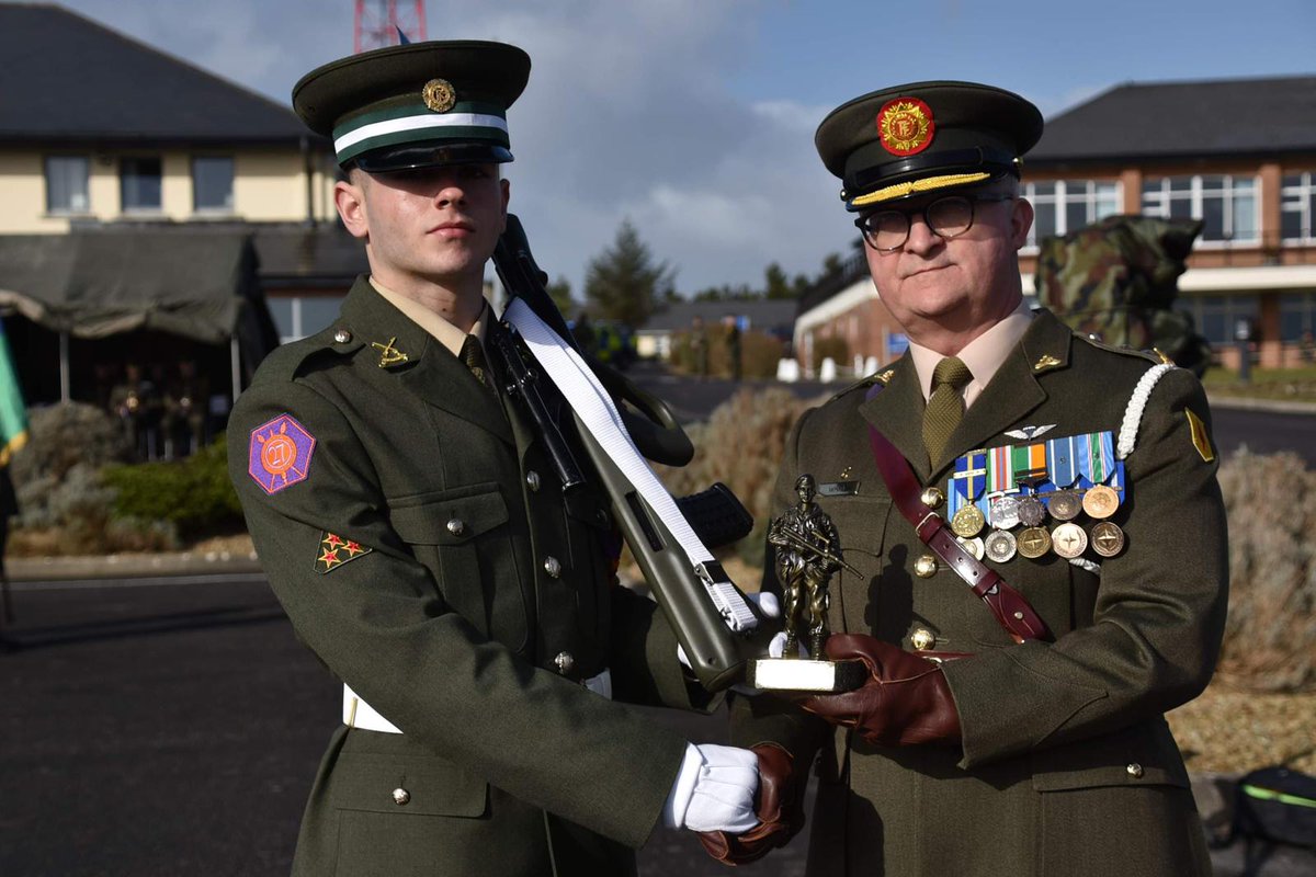 Today EO 2 Bde, presented scrolls to the members of the 41st Three Star Pl. This signifies that they are fully trained soldiers, the first step on their military career. Well done to 2/Lt O'Sullivan, Sgt McBrearty and their staff on conducting this training. #bemore