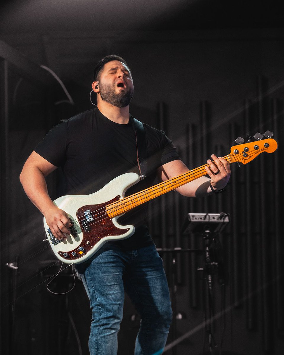 Bajo las luces del escenario y el sonido del bajo de nuestro amigo Abner, creamos momentos inolvidables que resisten el paso del tiempo. 
.
▶️ youtube.com/@RevoluzionEst… 
🎶 revoestereo.com