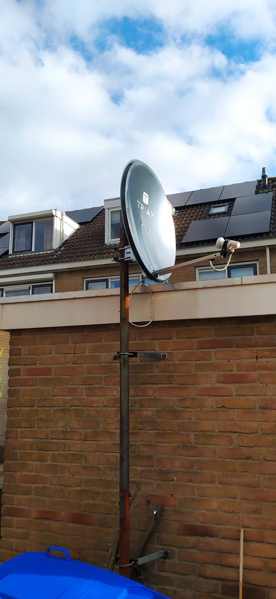 Satellietservi2's tweet photo. Deze oude #Archsat schotel had het opgegeven. Nieuwe geplaatst en op de #Hotbird gericht. Deze klant kan weer op het puntje van de bank de #Italiaanse #voetbalwedstrijden volge https://t.co/lTa1piufKg