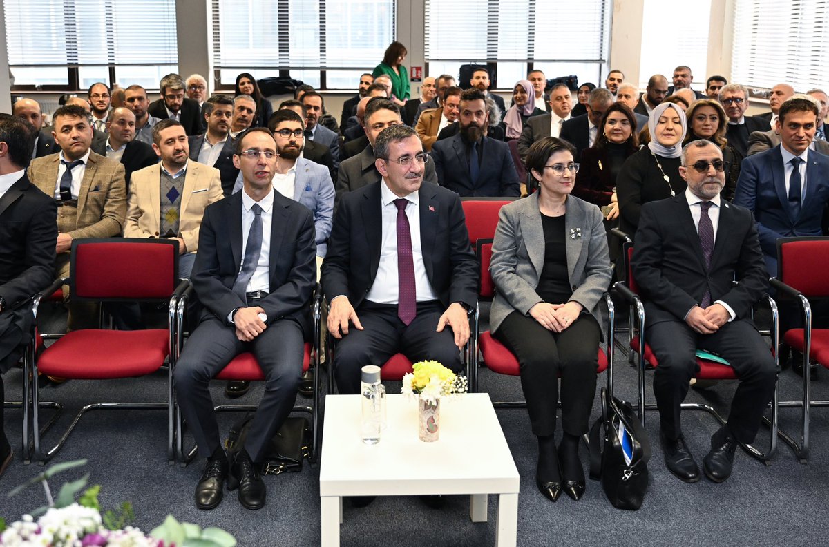 _cevdetyilmaz's tweet photo. İngiltere programlarımıza, Türk İş Dünyası,  Kıbrıs Türk Toplumu Temsilcileri ve Yunus Emre Enstitüsü’nde gerçekleşen ‘Türk Toplumu Temsilcileri’ programlarıyla devam ediyoruz.

Programlarımızda, ekonomik ve toplumsal gelişmelerin Türkiye’nin rekabet gücüne etkilerini değerlendirerek, ülkemizdeki yatırımlara ve potansiyel iş birliği alanlarına dair attığımız adımları anlatarak, iş insanlarımızın, STK ve dernek temsilcilerimizin kıymetli görüş, katkı ve önerilerini aldık.

İngiltere ve Türkiye, ikili ilişkileri ve yatırım fırsatları ile büyük bir ticaret hacmine sahip olmaya devam ederken, Kıbrıs meselesi başta olmak üzere bölgesel ve küresel boyutları olan konulara da çözüm üretebilecek potansiyele sahiptir.

Bu bağlamda atacağımız adımların, hem Avrupa’nın hem de coğrafyamızın güçlü ve emin adımlarla geleceğe ilerlemesine katkı sağlayacağına inanıyor, programlarımıza fikirleri ile katkı sağlayan tüm katılımcılara teşekkür ediyorum.