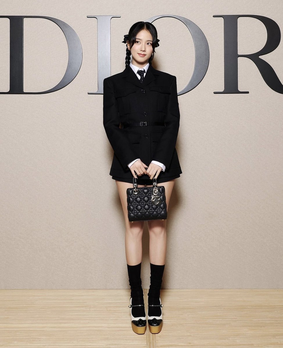 HelloMagTH's tweet photo. Stars in Dior! ปล่อยภาพออกมาแล้วกับ 'คิม จีซู' Global Brand Ambassador ของ Dior ที่ได้มาร่วมชมคอลเล็กชั่น #DiorAW24 ที่กรุงปารีส ในลุค All Black และกระเป๋า Lady Dior

#HELLOMagazineThailand 
#HELLOFashion
#JISOOxDiorAW24 
#JISOOxDior https://t.co/Si7Df3i7eZ