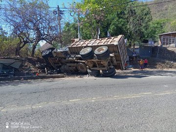 #TraficoSV Se reporta un nuevo accidente de tránsito en la carretera Litoral, a la altura del desvío San Pedro Chirilagua, San Miguel.
El percance solo ha dejado daños materiales.
Vía: <a href="/EnLaMiraNoti_SV/">En La Mira NoticiaSV</a>