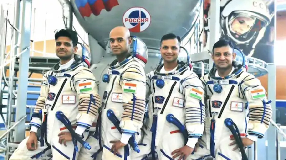 Thom_astro's tweet photo. 👨🏽‍🚀👨🏽‍🚀👨🏽‍🚀👨🏽‍🚀🇮🇳Bravo à nos quatre nouveaux collègues indiens, et l’exploration spatiale devient encore un peu plus internationale aujourd’hui! Prasanth, Angad, Ajit et Shubanshu sont tous les quatre pilotes de chasse et l’Inde les a sélectionnés pour leur premier recrutement d’astronautes ! Nul doute que les prochaines promotions feront la part belle aux femmes... Ils se sont déjà entraînés dans divers centres des nations de l’ISS, et je les connais depuis un moment, même s’ils ne sont annoncés publiquement qu’aujourd’hui 🤫. Je suis heureux pour eux, tout en mesurant l’ampleur de la tâche qui les attend : porter les aspirations de 1.4 milliards d’Indiens vers les étoiles. ✨L’inde, comme toutes les grandes puissances, a annoncé un programme ambitieux de maîtrise de l’orbite basse et d’exploration de la lune. 🌓 Que ce soit sur la station spatiale, où on pourrait bien les voir bientôt, ou dans leur capsule nationale #Gaganyaan en cours de développement, ce serait une aventure formidable et une belle coopération de voler avec eux. 🤞

#inde #isro