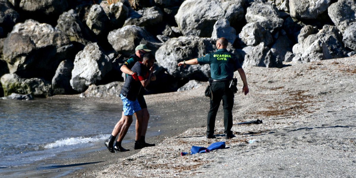 EnassMedia's tweet photo. 🔴🧵100 migrants arrivent à #Ceuta à la nage
#ENASS #médiadessansvoix #MigrationMa #Ceuta #Maroc #Espagne #Mineurs https://t.co/ywn4q4e39i
