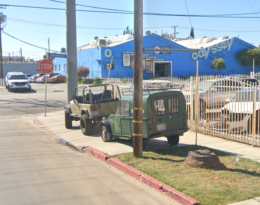 Cars_SV's tweet photo. Of all the places to find a Citroen 2CV AK van, Los Angeles is the last one i would think about. But this lovely example is shining around some curious and quirky machines to match it's own

#SV_Quirky https://t.co/uOsrJzktVa