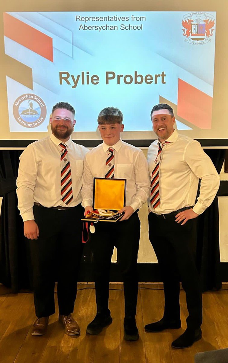 Congratulations to Rylie who picked up ‘Players Player’ at the @Pontypool_u16s presentation evening! A great achievement playing a year up too! Gwaith Da Rylie! Keep it up! 🏉🏆 @AbersychanSport