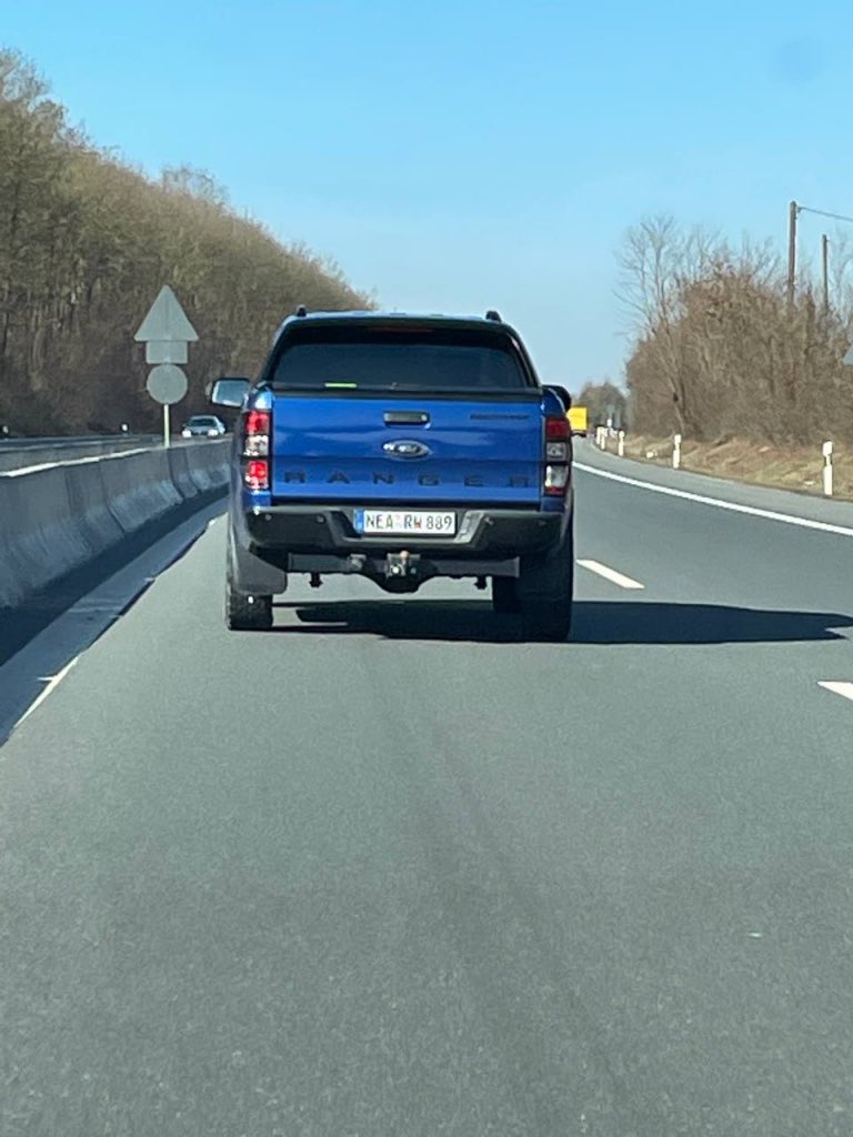 FunkhelmPower's tweet image. Never forget diese absolut utopischen Wochen als der #Drachenlord es für eine gute Idee hielt, in einem maximal
auffälligen Auto (das er gegen sein Haus eintauschte) quer durch Deutschland zu brausen und natürlich überall sofort gesehen wurde. War das eine irre Staffel…