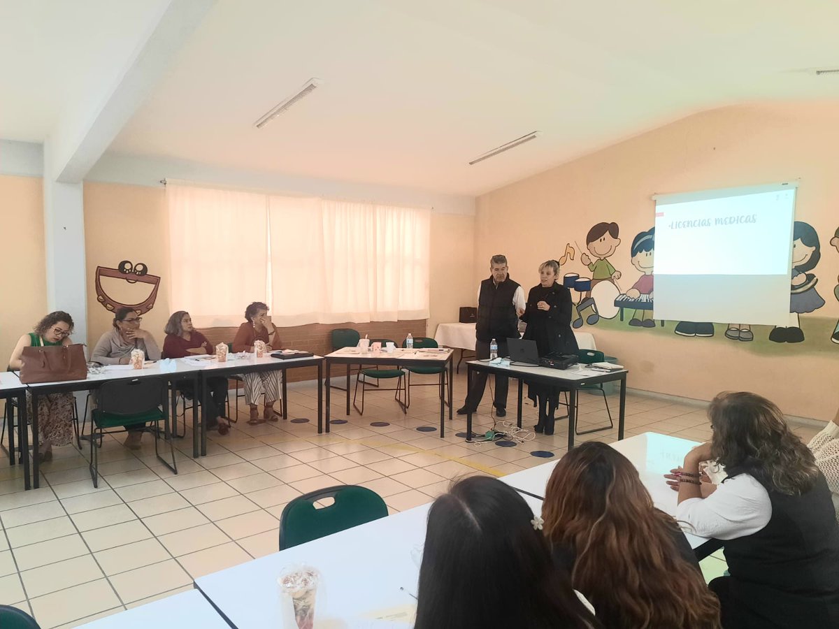 SREBEcatepec's tweet photo. Se realizaron reuniones de carácter administrativo con responsables de los movimientos de personal de todas las supervisiones escolares, con la finalidad de unificar criterios y mejorar los procesos en esta materia.
#ElPoderDeServir 
@arturougaldea_ https://t.co/bYs5GzS93o