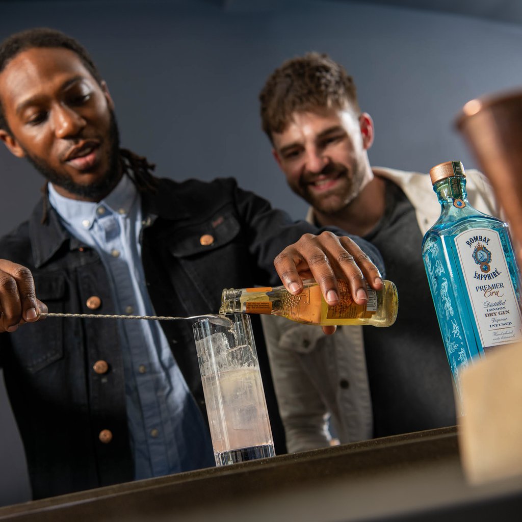 homeofbombay's tweet image. If you're a fan of Bombay Sapphire, then our Gin Cocktail Masterclass is an experience you don't want to miss 🍸💎 Visit our website today to book your tickets!

#BombaySapphire #BombaySapphireDistillery #Gin #Cocktails #CocktailMasterclass #GinCocktail #HomeOfBombay