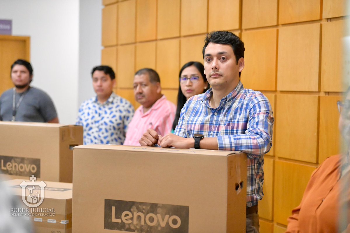 LisbethAureliaJ's tweet photo. Hoy realice la primera entrega de las nuevas computadoras en los Juzgados ubicados en la Ciudad Judicial de Veracruz.
¡Enhorabuena! Qué estos equipos sean en beneficio de su labor y de las y los justiciables.
#ModernizandoLaJusticia #LisbethAureliaJimenezAguirre #PJEV #Veracruz https://t.co/dVnmWr6z8o