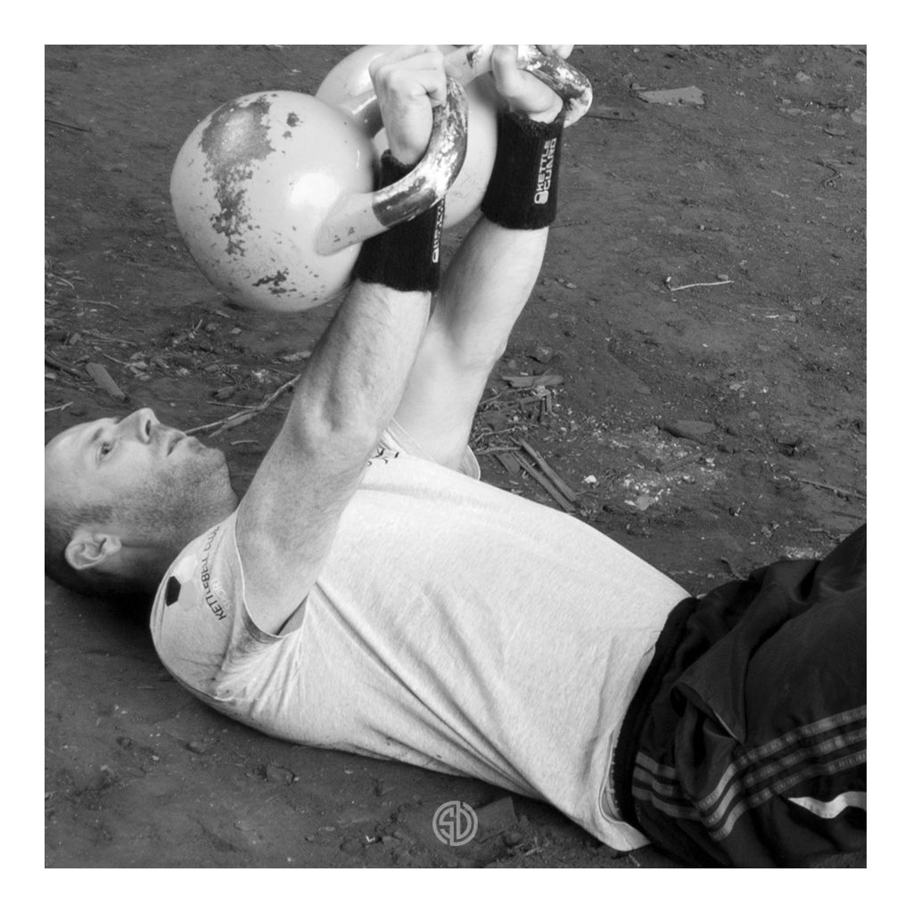 SteveDawsonCKT's tweet image. The heavy kettlebell is determined to bend your wrist backward. Don’t let it happen! Stick your hand far inside the handle so the weight rests on the heel of your palm.
- Pavel Tsatsouline
#stevedawsontraining #kettlebelltraining #kettlebellstrength