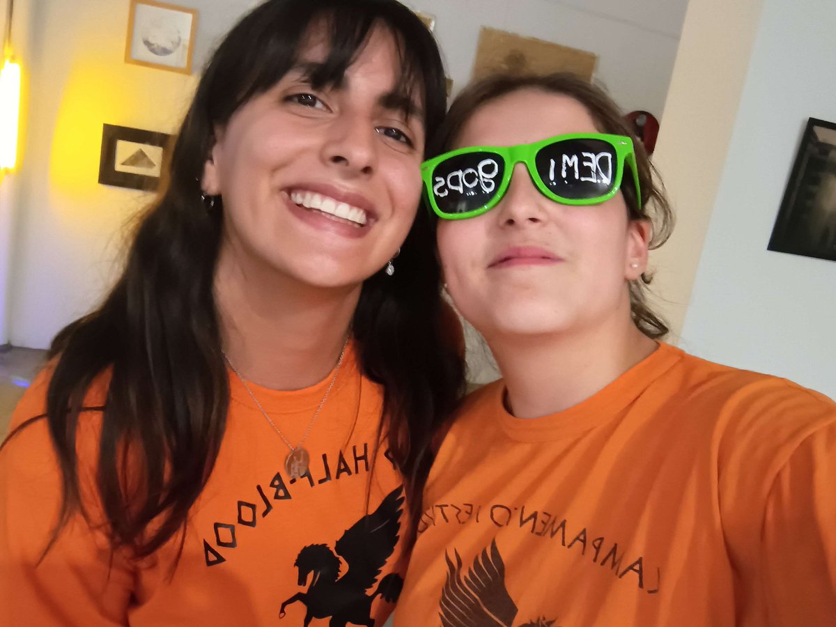 Micadela_3's tweet photo. Buenaaas. Tarde, pero seguro
Soy Mica! Tengo 22, mis pronombres son ella/she y soy la piraña de la cabaña 3
También soy líder en @ArgDemigods (mi casita)
Leí PJ a mis 12 añitos y acá sigo, releyendolos y amándolos. Y mi personaje fav es Nico Di Angelo
#integracionpjoconalex https://t.co/kXBV29Al4U