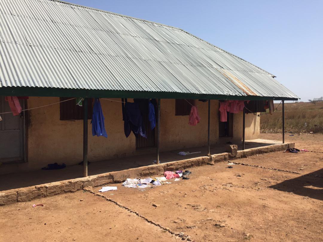 Recent findings from our Anti-corruption Innovation Project in partnership with @undpnigeria and @plsgovt show that the furnishing of this block of classrooms and office at Daloh Memorial School, Barkin Ladi, Jos was abandoned for a long period. A school, designed to be conducive…