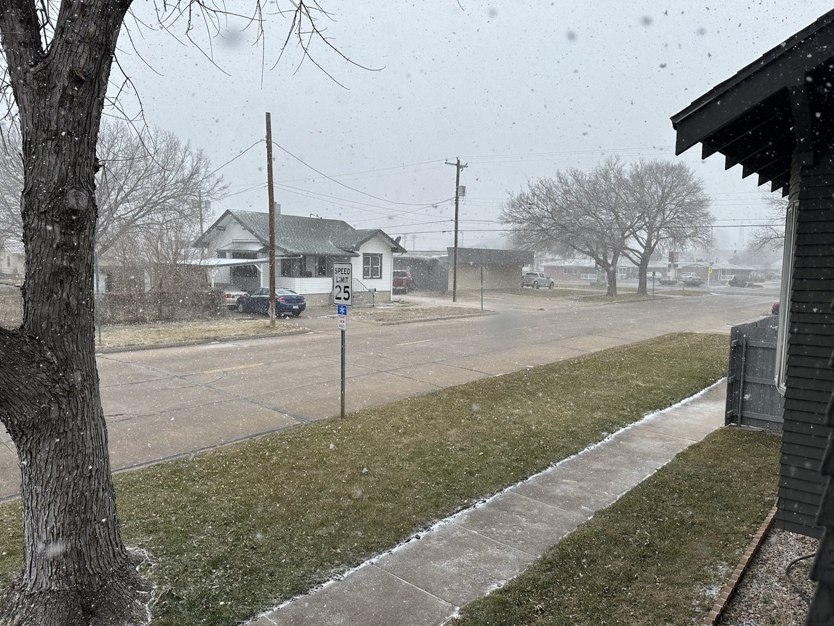 CalBrown777's tweet photo. 24 hours makes quite the difference in western Nebraska…. #NEwx https://t.co/4TdMgNxMmV