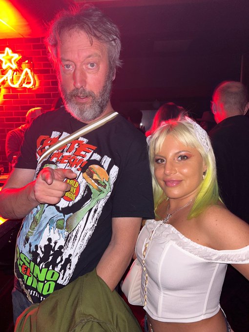 I used to listen to The Bum Bum Song all the time when I was a little kid. https://t.co/P08NmtjfEl