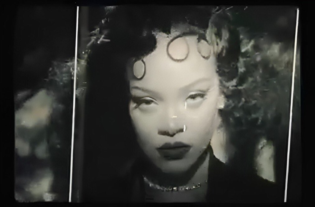 FentyLounge's tweet photo. Rihanna has a Face card Money can’t buy https://t.co/1GKq8KmKEq