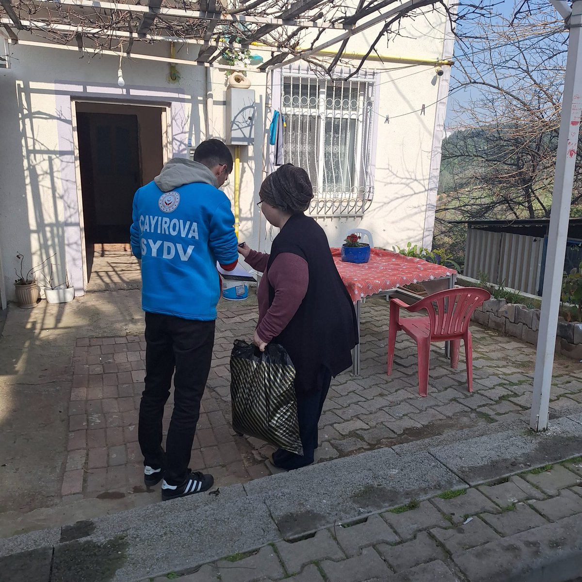 Kocaeli Valimiz Sayın <a href="/SeddarYavuz/">Seddar Yavuz</a> beyefendinin himayelerinde yürütülen #GönüldenGönüle projesi kapsaminda  <a href="/kocaeliilsydv/">KOCAELİ İL SYDV</a> den temin edilen kıyafetleri #Çayirova ilcemizde ihtiyaç sahibi ailelerimize ulaştırıyoruz. Rabbim Devletimize zeval vermesin  .🇹🇷🇹🇷🇹🇷 <a href="/kocaelivaliligi/">TC Kocaeli Valiliği</a>