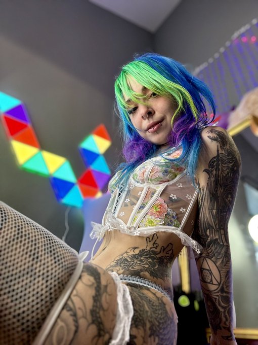 say hi for a gift pic in dms!! (serious 💕) https://t.co/cLo2bSX7bH