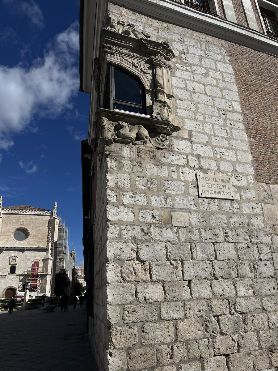 peral_davinia's tweet photo. Como tercer lugar destacado para este itinerario sería la casa donde nació Felipe II, junto a la reconocida ventana. Este conjunto puede ayudar al alumnado de Educación Primaria a comprender mejor la historia y cultura, además de desarrollar un sentido de conexión #EUMZA #DCCSS https://t.co/hxYFfOC20w