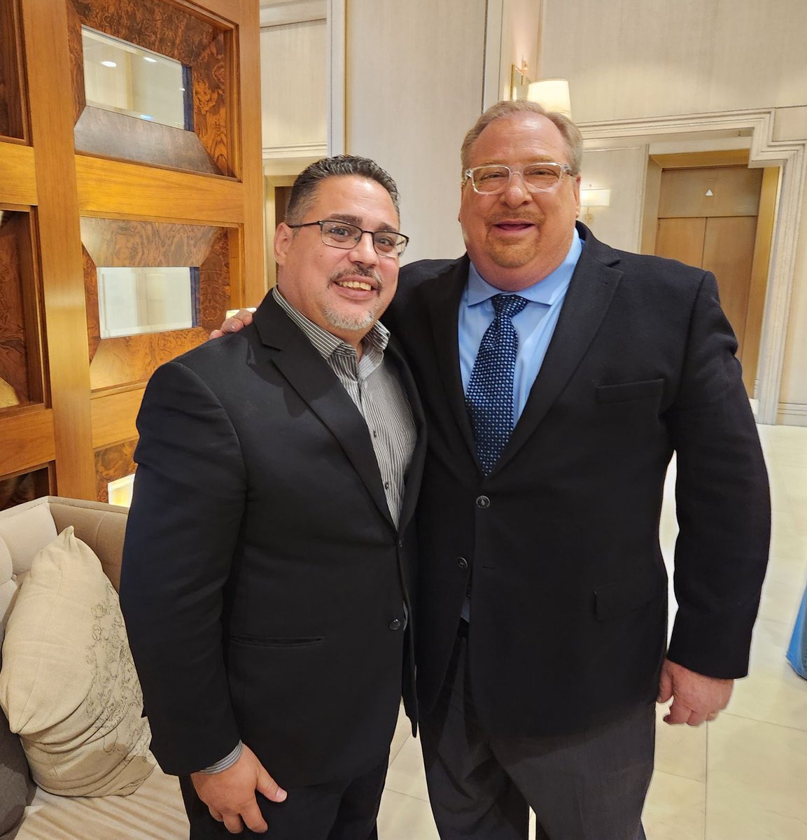 I was on a panel of pastors with @RickWarren. What I remember most was his humility and contagious laughter. Also loved that he tried to say a few words in Spanish. Thanks Rick for your example! May God keep using you.