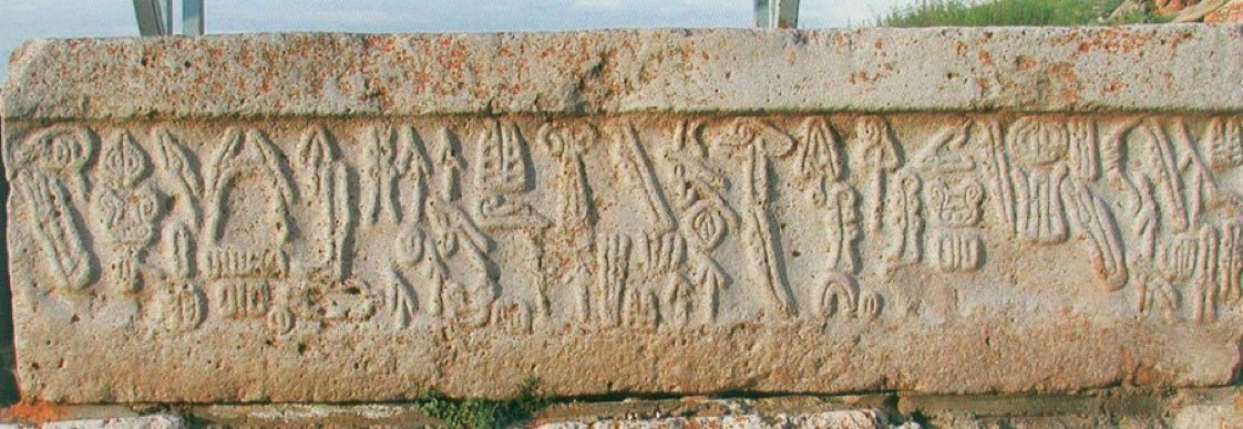 Hititler Asur Ticaret Kolonileri Çağı’nda öğrendikleri çivi yazısı ve Luvi hiyeroglifleri olmak üzere iki yazı sistemini kullandılar. Yalburt’taki Hitit su havuzunun kenar duvarında IV. Tudhaliya’nın Lykia seferini anlatan yazıt, Luvi hiyeroglifi ile yazılmıştır.