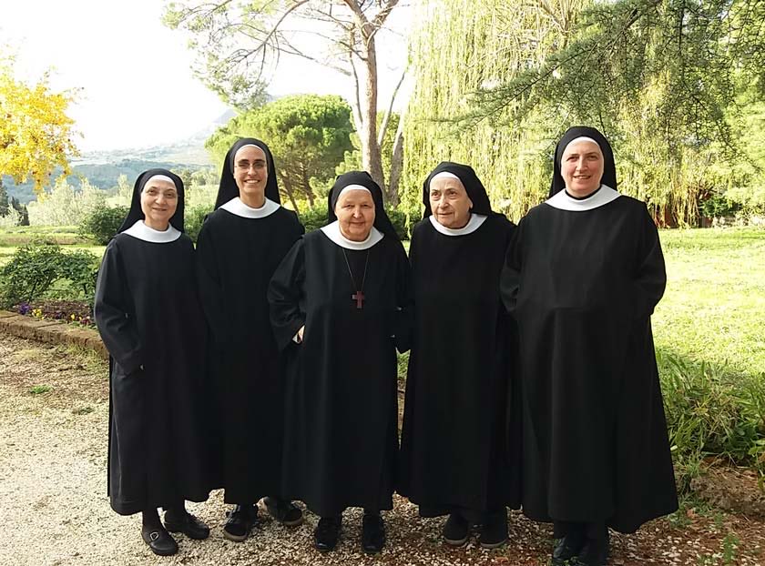 Madre Francesca abbadessa del monastero s.scolastica di Civitella é morta oggi all’età di 102 anni. Era una monaca sapiente. Insieme abbiamo compiuto un gesto profetico decidendo di far vivere insieme monache benedettine e di bose, e questa nuova esperienza ha dato buoni frutti.