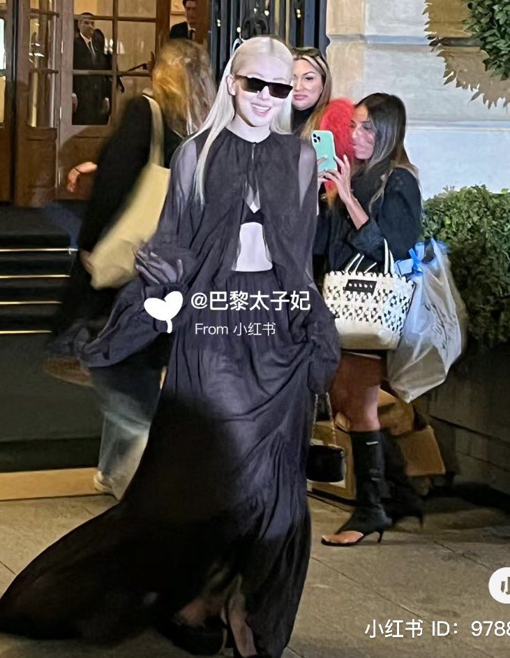 กรี๊ดดดดด น้องแชงลุควันนี้คือปังมาก น้องสวยขนาดนี้เลยคูลเท่ห์ไปอีก ชุดเริ่ดไม่ไหว❤️‍🔥

ROSÉ AT YSL WW24 SHOW
#ROSÉxSaintLaurent #ParisFashionWeek