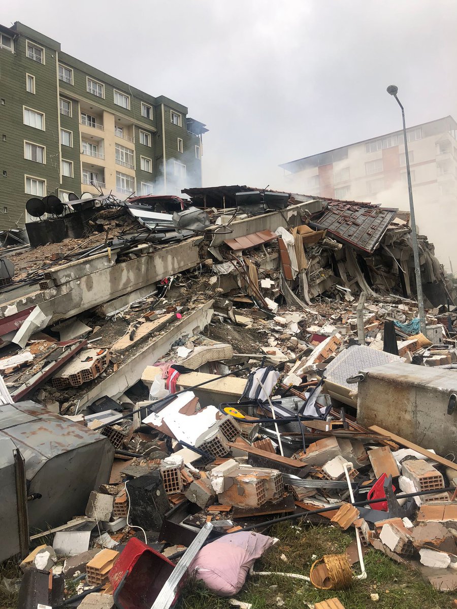 alizeugma2006's tweet photo. Aramak için çaba sarf edilmiyor. Kayıplar için araştırma komisyonu kurulması kabul edilmiyor.  Red oyu verenlerin  vicdanları rahat mı? Yaşamamış olmanız , yaşamayacağınız anlamına gelmez. Bu kayıplar arasında sizin anneniz , babanız ve kardeşiniz olabilirdi . O zaman ne olacaktı https://t.co/vK5hIGFPnx
