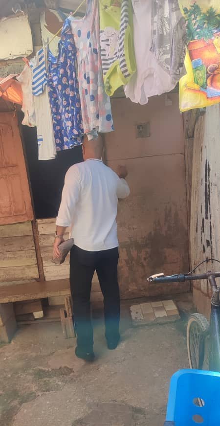 GHNordelo5's tweet photo. Estamos nuevamente en La Aldea, en El Romerillo, Playa. Aquí funcionan dos #CDRCuba, y los cederistas nos ponen al tanto de los problemas que más afectan a los residentes del lugar. #Cuba #GenteQueSuma #SomosDelBarrio https://t.co/UVUA9fa7qd