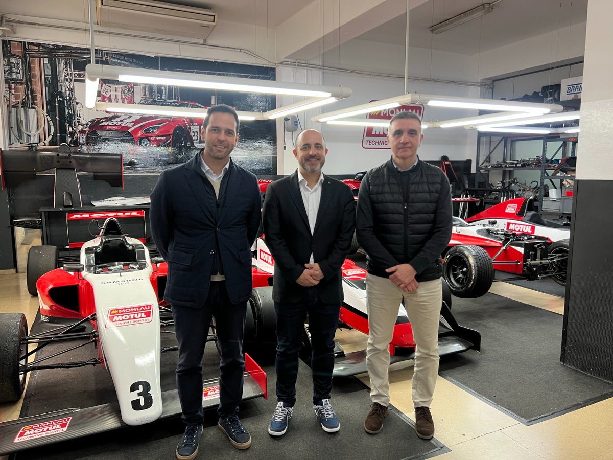 ibanventura's tweet photo. Además de conocer parte de nuestro proyecto formativo visitando los centros de Monlau - La Maquinista ( @Monlau_FP #Automoción) y de @MonlauMotul, hemos hablado de la situación actual de la Formación Profesional en nuestro país y las perspectivas de futuro 👇🏼 https://t.co/FT3Iaj1viL