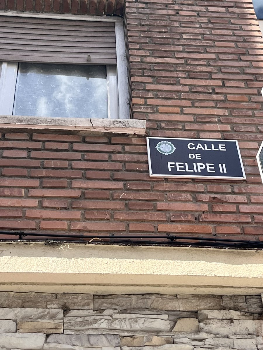 peral_davinia's tweet photo. La calle de Felipe II, una común a nuestro parecer, pero con la cual el alumnado de Educación Primaria podrá comprender aspectos importantes de la cultura local, como las tradiciones o las actividades económicas, pues está vinculada con la cultura vallisoletana. #EUMZA #DCCSS https://t.co/QX8h8CnNPa