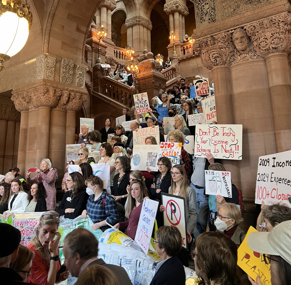 Amazing rally today for the Packaging Reduction Act and the Bigger Better Bottle Bill! We also got the chance to speak with @CarlHeastie’s office and push to bring the Packaging Reduction Act to the floor. NY is not disposable and we’re going to keep fighting for it 💪🏽💙