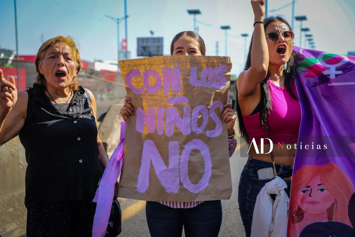ADNoticiasMex's tweet photo. 🟣  "Hija, escucha, tu mami está en la lucha" 

Integrantes del colectivo @HermanasAliadas bloquearon Avenida Periférico, a la altura de #Naucalpan, en ambos sentidos, en apoyo a Victoria Figueiras, madre de menor de 4 años abusada por su tío, en #Edomex. 

Lee más en: https://t.co/bdwRrQEiEH
