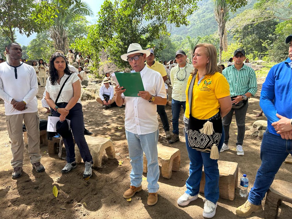 🧵|✅#Hoy, en un hito histórico y gracias a las gestiones adelantadas por el #GrupoFondo de la #URT. Cerca de 30 propietarios de terrenos en la Sierra Nevada de Santa Marta, entregaron el territorio al pueblo Kogui, de la comunidad indígena Tugeka 🏡